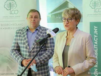 Uczestnicy konferencji prasowej w Lubuskim Centrum Ortopedii w Świebodzinie. Przy mikrofonie Marszałek Województwa Lubuskiego Elżbieta Anna Polak. Obok stoi pełnomocnik ds. inwestycji w LCO Grzegorz Potęga.
