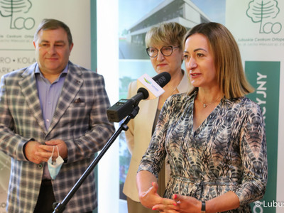 Uczestnicy konferencji prasowej w Lubuskim Centrum Ortopedii w Świebodzinie. Przy mikrofonie prezes LCO Elżbieta Kozak. Obok stoją: Marszałek Województwa Lubuskiego Elżbieta Anna Polak oraz pełnomocnik ds. inwestycji w LCO Grzegorz Potęga