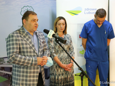 Uczestnicy konferencji prasowej w Lubuskim Centrum Ortopedii w Świebodzinie. Przy mikrofonie pełnomocnik ds. inwestycji w LCO Grzegorz Potęga. Obok stoją: prezes LCO Elżbieta Kozak oraz dyrektor ds. lecznictwa w Lubuskim Centrum Ortopedii Filip Adamcewicz.