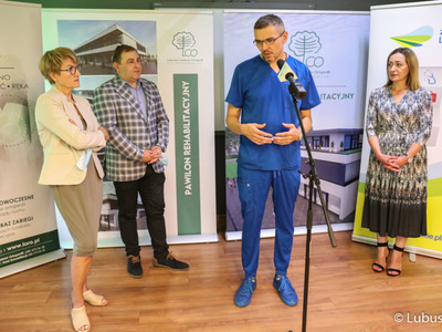 Uczestnicy konferencji prasowej w Lubuskim Centrum Ortopedii w Świebodzinie. Przy mikrofonie dyrektor ds. lecznictwa w LCO Filip Adamcewicz. Obok stoją (od lewej): Marszałek Województwa Lubuskiego Elżbieta Anna Polak, pełnomocnik ds. inwestycji w LCO Grzegorz Potęga oraz prezes LCO Elżbieta Kozak.