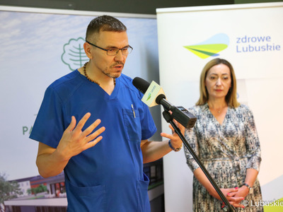 Uczestnicy konferencji prasowej w Lubuskim Centrum Ortopedii w Świebodzinie. Przy mikrofonie dyrektor ds. lecznictwa w LCO Filip Adamcewicz. Obok prezes LCO Elżbieta Kozak.
