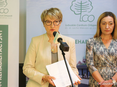 Uczestnicy konferencji prasowej w Lubuskim Centrum Ortopedii w Świebodzinie. Przy mikrofonie Marszałek Województwa Lubuskiego Elżbieta Anna Polak. Obok prezes LCO Elżbieta Kozak.
