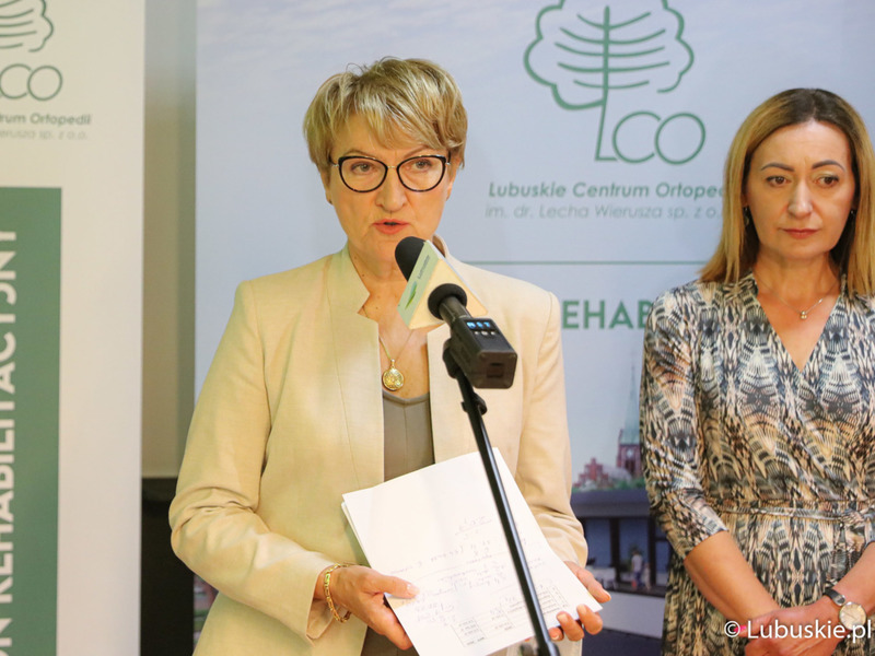 Uczestnicy konferencji prasowej w Lubuskim Centrum Ortopedii w Świebodzinie. Przy mikrofonie Marszałek Województwa Lubuskiego Elżbieta Anna Polak. Obok prezes LCO Elżbieta Kozak.