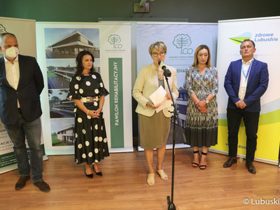 Uczestnicy konferencji prasowej w Lubuskim Centrum Ortopedii w Świebodzinie. Przy mikrofonie Marszałek Województwa Lubuskiego Elżbieta Anna Polak. Obok stoją (od lewej): prezes Wielospecjalistycznego Szpitala Wojewódzkiego w Gorzowie Wlkp. Jerzy Ostrouch, prezes Lubuskiego Szpitala Specjalistycznego Pulmonologiczno-Kardiologicznego w Torzymiu Katarzyna Lebiotkowska, prezes Lubuskiego Centrum Ortopedii Elżbieta Kozak oraz wiceprezes Szpitala Uniwersyteckiego w Zielonej Górze Jarosław Sieracki.