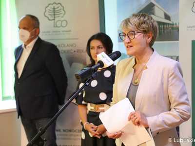 Uczestnicy konferencji prasowej w Lubuskim Centrum Ortopedii w Świebodzinie. Przy mikrofonie Marszałek Województwa Lubuskiego Elżbieta Anna Polak. Obok stoją (od lewej) prezes Wielospecjalistycznego Szpitala Wojewódzkiego w Gorzowie Wlkp. Jerzy Ostrouch i prezes Lubuskiego Szpitala Specjalistycznego Pulmonologiczno-Kardiologicznego w Torzymiu Katarzyna Lebiotkowska.