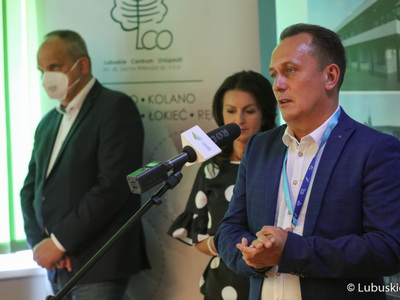 Uczestnicy konferencji prasowej w Lubuskim Centrum Ortopedii w Świebodzinie. Przy mikrofonie wiceprezes Szpitala Uniwersyteckiego w Zielonej Górze Jarosław Sieracki. Z tyłu stoją: prezes Wielospecjalistycznego Szpitala Wojewódzkiego w Gorzowie Wlkp. Jerzy Ostrouch oraz prezes Lubuskiego Szpitala Specjalistycznego Pulmonologiczno-Kardiologicznego w Torzymiu Katarzyna Lebiotkowska.
