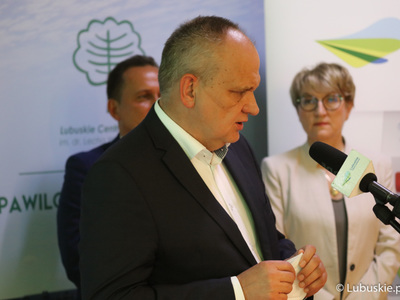 Uczestnicy konferencji prasowej w Lubuskim Centrum Ortopedii w Świebodzinie. Przy mikrofonie prezes Wielospecjalistycznego Szpitala Wojewódzkiego w Gorzowie Wlkp. Jerzy Ostrouch, Z tyłu stoją: Marszałek Województwa Lubuskiego Elżbieta Anna Polak oraz wiceprezes Szpitala Uniwersyteckiego w Zielonej Górze Jarosław Sieracki.