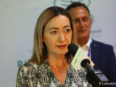 Uczestnicy konferencji prasowej w Lubuskim Centrum Ortopedii w Świebodzinie. Przy mikrofonie prezes LCO Elżbieta Kozak. Z tyłu wiceprezes Szpitala Uniwersyteckiego w Zielonej Górze Jarosław Sieracki.