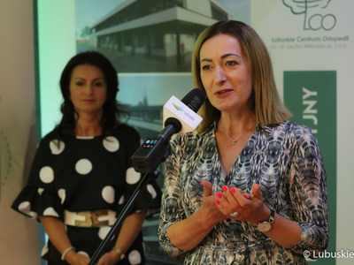 Uczestnicy konferencji prasowej w Lubuskim Centrum Ortopedii w Świebodzinie. Przy mikrofonie prezes LCO Elżbieta Kozak. Z tyłu prezes Lubuskiego Szpitala Specjalistycznego Pulmonologiczno-Kardiologicznego w Torzymiu Katarzyna Lebiotkowska.
