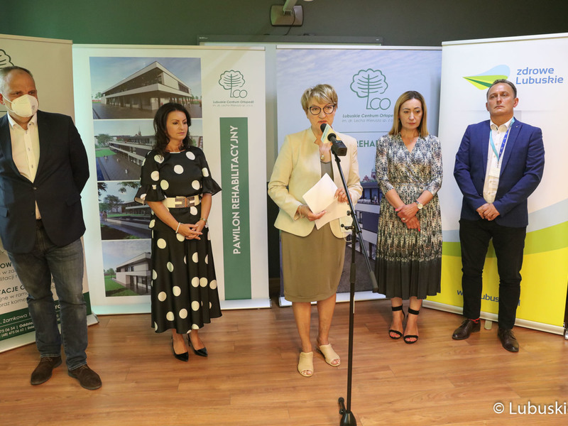 Uczestnicy konferencji prasowej w Lubuskim Centrum Ortopedii w Świebodzinie. Przy mikrofonie Marszałek Województwa Lubuskiego Elżbieta Anna Polak. Obok stoją (od lewej): prezes Wielospecjalistycznego Szpitala Wojewódzkiego w Gorzowie Wlkp. Jerzy Ostrouch, prezes Lubuskiego Szpitala Specjalistycznego Pulmonologiczno-Kardiologicznego w Torzymiu Katarzyna Lebiotkowska, prezes Lubuskiego Centrum Ortopedii Elżbieta Kozak oraz wiceprezes Szpitala Uniwersyteckiego w Zielonej Górze Jarosław Sieracki.
