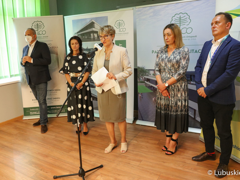 Uczestnicy konferencji prasowej w Lubuskim Centrum Ortopedii w Świebodzinie. Przy mikrofonie Marszałek Województwa Lubuskiego Elżbieta Anna Polak. Obok stoją (od lewej): prezes Wielospecjalistycznego Szpitala Wojewódzkiego w Gorzowie Wlkp. Jerzy Ostrouch, prezes Lubuskiego Szpitala Specjalistycznego Pulmonologiczno-Kardiologicznego w Torzymiu Katarzyna Lebiotkowska, prezes Lubuskiego Centrum Ortopedii Elżbieta Kozak oraz wiceprezes Szpitala Uniwersyteckiego w Zielonej Górze Jarosław Sieracki.