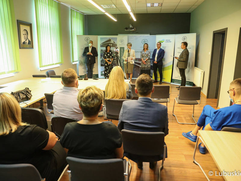 Uczestnicy konferencji prasowej w Lubuskim Centrum Ortopedii w Świebodzinie. Przy mikrofonie Marszałek Województwa Lubuskiego Elżbieta Anna Polak.