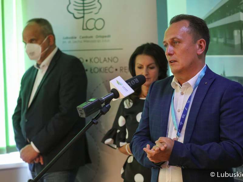 Uczestnicy konferencji prasowej w Lubuskim Centrum Ortopedii w Świebodzinie. Przy mikrofonie wiceprezes Szpitala Uniwersyteckiego w Zielonej Górze Jarosław Sieracki. Z tyłu stoją: prezes Wielospecjalistycznego Szpitala Wojewódzkiego w Gorzowie Wlkp. Jerzy Ostrouch oraz prezes Lubuskiego Szpitala Specjalistycznego Pulmonologiczno-Kardiologicznego w Torzymiu Katarzyna Lebiotkowska.