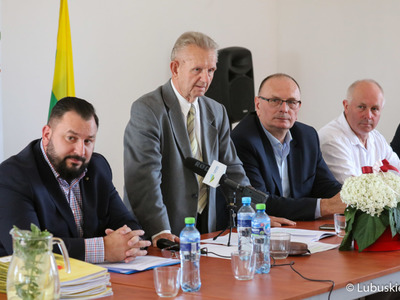 Od lewej: Dyrektor Departamentu Programów Rozwoju Obszarów Wiejskich  Arkadiusz Dąbrowski, Prezes Okręgu Polskiego Związku Działkowców w Zielonej Górze Marian Pasiński , Wicemarszałek Województwa Lubuskiego Stanisław Tomczyszyn oraz Radny Województwa Lubuskiego Zbigniew Kołodziej podczas konferencji prasowej