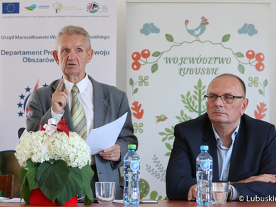 Wicemarszałek Województwa Lubuskiego Stanisław Tomczyszyn (z prawej) i Prezes Okręgu Polskiego Związku Działkowców w Zielonej Górze Marian Pasiński, Radny Województwa Lubuskiego Zbigniew Kołodziej podczas konferencji preasowej 