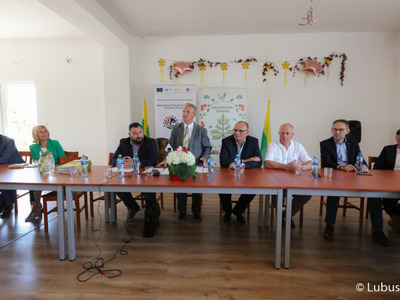 Uczestnicy konferencji prasowej dotyczącej wyników i podpisania umów I edycji konkursu na dofinansowania dla ogródków działkowych w województwie lubuskim. 