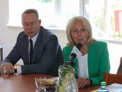 Uczestnicy konferencji prasowej dotyczącej wyników i podpisania umów I edycji konkursu na dofinansowania dla ogródków działkowych w województwie lubuskim. 