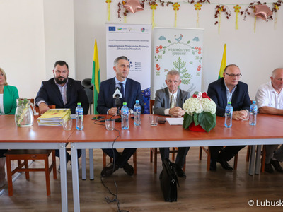 Uczestnicy konferencji prasowej dotyczącej wyników i podpisania umów I edycji konkursu na dofinansowania dla ogródków działkowych w województwie lubuskim. 