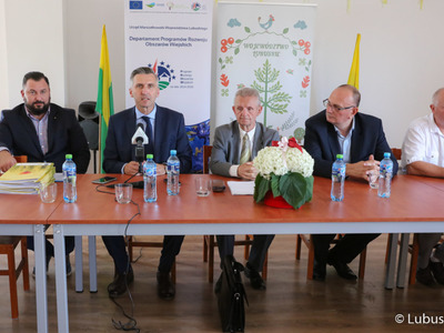 Uczestnicy konferencji prasowej dotyczącej wyników i podpisania umów I edycji konkursu na dofinansowania dla ogródków działkowych w województwie lubuskim. 