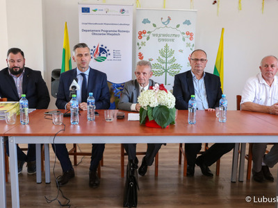 Uczestnicy konferencji prasowej dotyczącej wyników i podpisania umów I edycji konkursu na dofinansowania dla ogródków działkowych w województwie lubuskim. 