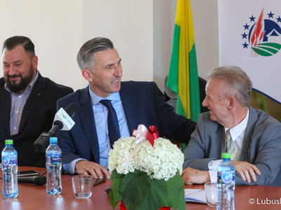 Poseł RP Waldemar Sługocki (w środku),  Prezes Okręgu Polskiego Związku Działkowców w Zielonej Górze Marian Pasiński (z prawej) oraz Dyrektor Departamentu Programów Rozwoju Obszarów Wiejskich  Arkadiusz Dąbrowski podczas konferencji prasowej