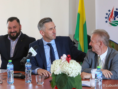 Poseł RP Waldemar Sługocki (w środku),  Prezes Okręgu Polskiego Związku Działkowców w Zielonej Górze Marian Pasiński (z prawej) oraz Dyrektor Departamentu Programów Rozwoju Obszarów Wiejskich  Arkadiusz Dąbrowski podczas konferencji prasowej