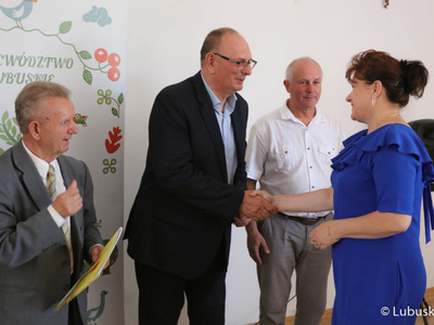 Uczestnicy konferencji prasowej dotyczącej wyników i podpisania umów I edycji konkursu na dofinansowania dla ogródków działkowych w województwie lubuskim. 