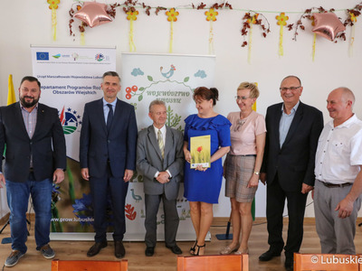 Uczestnicy konferencji prasowej dotyczącej wyników i podpisania umów I edycji konkursu na dofinansowania dla ogródków działkowych w województwie lubuskim. 