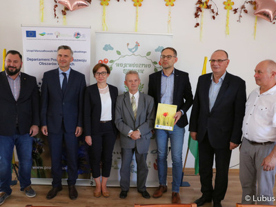 Uczestnicy konferencji prasowej dotyczącej wyników i podpisania umów I edycji konkursu na dofinansowania dla ogródków działkowych w województwie lubuskim. 