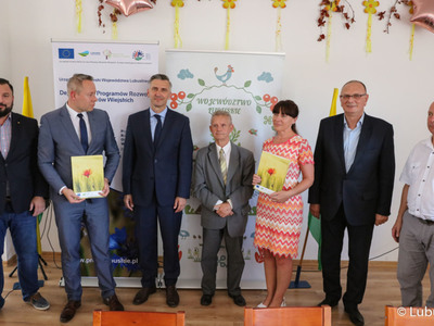 Uczestnicy konferencji prasowej dotyczącej wyników i podpisania umów I edycji konkursu na dofinansowania dla ogródków działkowych w województwie lubuskim. 