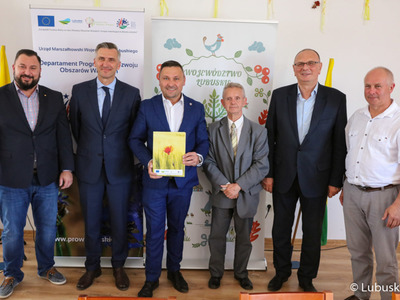 Uczestnicy konferencji prasowej dotyczącej wyników i podpisania umów I edycji konkursu na dofinansowania dla ogródków działkowych w województwie lubuskim. 
