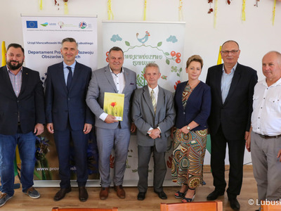 Uczestnicy konferencji prasowej dotyczącej wyników i podpisania umów I edycji konkursu na dofinansowania dla ogródków działkowych w województwie lubuskim. 