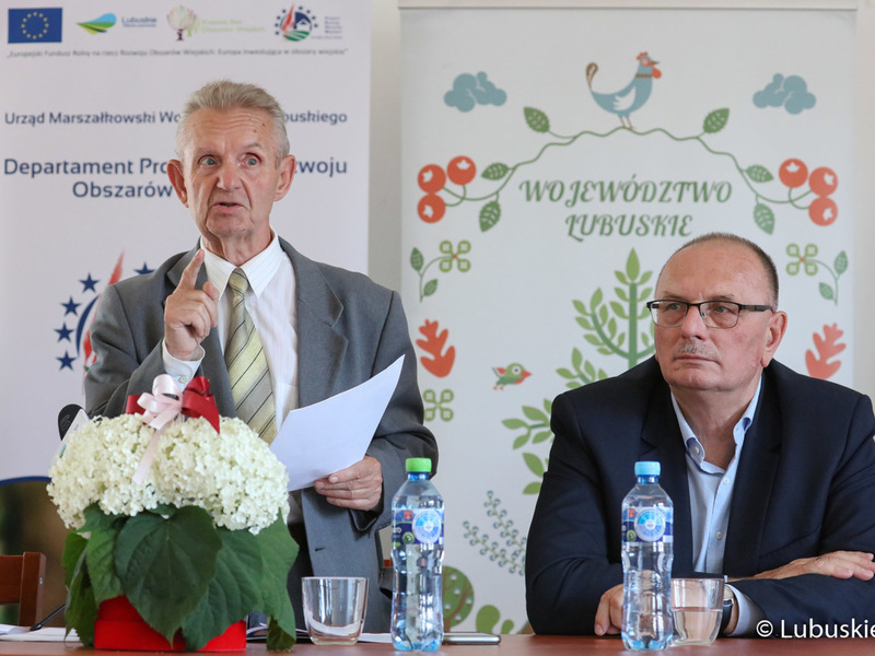 Wicemarszałek Województwa Lubuskiego Stanisław Tomczyszyn (z prawej) i Prezes Okręgu Polskiego Związku Działkowców w Zielonej Górze Marian Pasiński, Radny Województwa Lubuskiego Zbigniew Kołodziej podczas konferencji preasowej