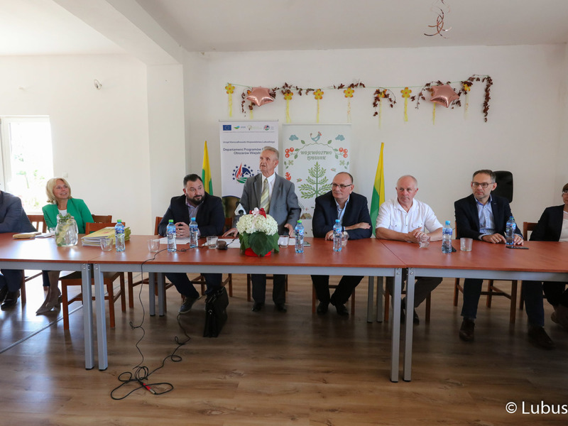 Uczestnicy konferencji prasowej dotyczącej wyników i podpisania umów I edycji konkursu na dofinansowania dla ogródków działkowych w województwie lubuskim.