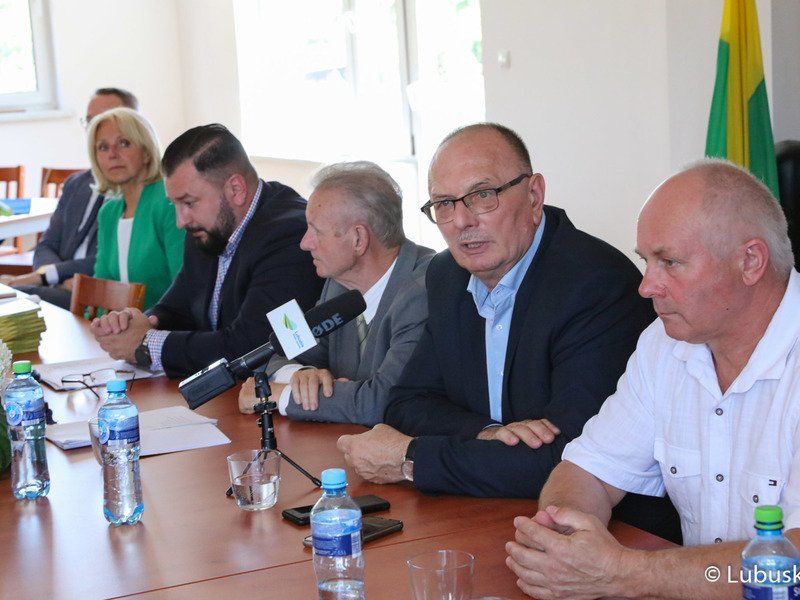 Uczestnicy konferencji prasowej dotyczącej wyników i podpisania umów I edycji konkursu na dofinansowania dla ogródków działkowych w województwie lubuskim.