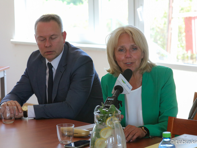 Uczestnicy konferencji prasowej dotyczącej wyników i podpisania umów I edycji konkursu na dofinansowania dla ogródków działkowych w województwie lubuskim.