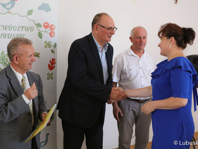 Uczestnicy konferencji prasowej dotyczącej wyników i podpisania umów I edycji konkursu na dofinansowania dla ogródków działkowych w województwie lubuskim.