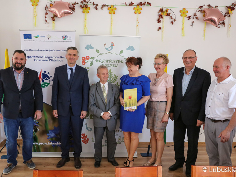 Uczestnicy konferencji prasowej dotyczącej wyników i podpisania umów I edycji konkursu na dofinansowania dla ogródków działkowych w województwie lubuskim.