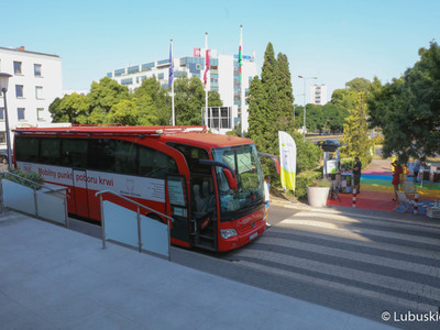 Krwiobus przed Urzędem Marszałkowskim w Zielonej Górze 