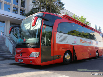 Krwiobus przed Urzędem Marszałkowskim w Zielonej Górze 
