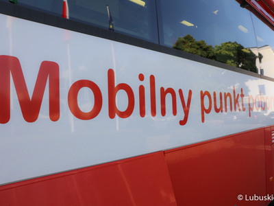 Krwiobus przed Urzędem Marszałkowskim w Zielonej Górze 
