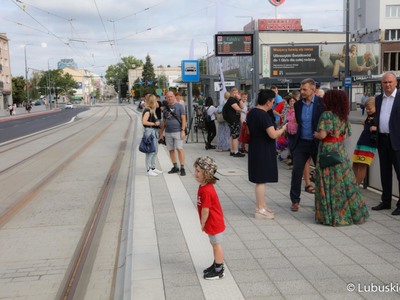 Goście oczekują na przyjazd pierwszego tramwaju na linii numer 2 na gorzowskie Piaski. W przejeździe wzięli udział przedstawiciele miasta, województwa, parlamentarzyści oraz radni.