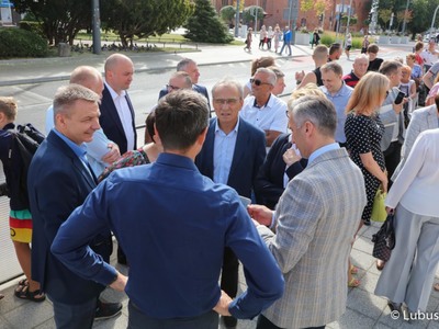 Goście oczekują na przyjazd pierwszego tramwaju na linii numer 2 na gorzowskie Piaski. W przejeździe wzięli udział przedstawiciele miasta, województwa, parlamentarzyści oraz radni.