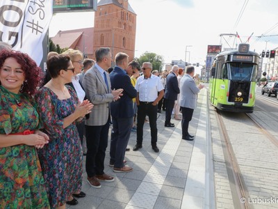 Pierwszy tramwaj na linii numer 2 w Gorzowie wyruszył z pętli Wieprzyce w kierunku Piaski. W przejeździe wzięli udział przedstawiciele miasta, województwa, parlamentarzyści oraz radni.

