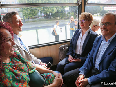 Pierwszy tramwaj na linii numer 2 w Gorzowie wyruszył z pętli Wieprzyce w kierunku Piaski. W przejeździe wzięli udział przedstawiciele miasta, województwa, parlamentarzyści oraz radni.