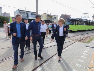Pierwszy tramwaj na linii numer 2 w Gorzowie wyruszył z pętli Wieprzyce w kierunku Piaski. W przejeździe wzięli udział przedstawiciele miasta, województwa, parlamentarzyści oraz radni.