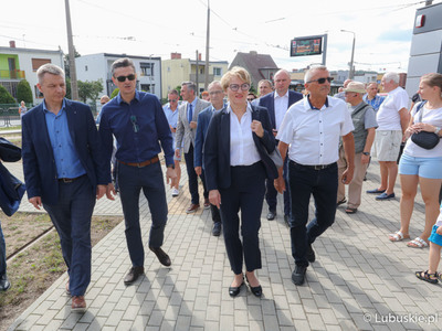 Pierwszy tramwaj na linii numer 2 w Gorzowie wyruszył z pętli Wieprzyce w kierunku Piaski. W przejeździe wzięli udział przedstawiciele miasta, województwa, parlamentarzyści oraz radni.