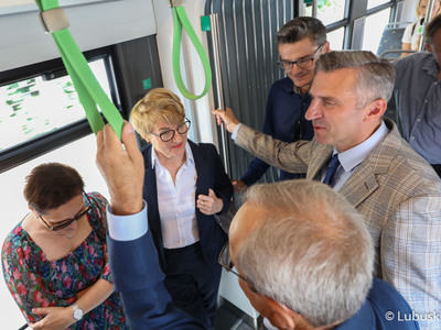 Pierwszy tramwaj na linii numer 2 w Gorzowie wyruszył z pętli Wieprzyce w kierunku Piaski. W przejeździe wzięli udział przedstawiciele miasta, województwa, parlamentarzyści oraz radni.