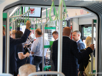 Pierwszy tramwaj na linii numer 2 w Gorzowie wyruszył z pętli Wieprzyce w kierunku Piaski. W przejeździe wzięli udział przedstawiciele miasta, województwa, parlamentarzyści oraz radni.