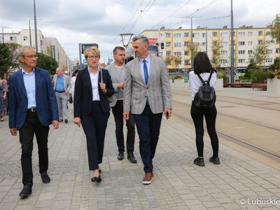 Marszałek Elżbieta Anna, poseł RP Waldemar Sługocki (z prawej) oraz radny wojewódzki Mirosław Marcinkiewicz (z lewej) w drodze na konferencje prasową dot. powrotu linii tramwajowej numer 2 na gorzowskie Piaski. 